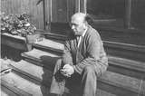 Vorschaubild von Hanns Eisler, sitzend auf Treppenstufen