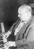 Hanns Eisler am Klavier