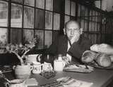 Hanns Eisler, sitzend mit Brot