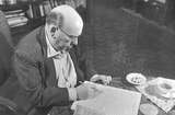 Vorschaubild von Hanns Eisler beim Komponieren