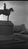 ohne Titel. (Reiterstandbild, Limousinen, königliche Garde in Paradeuniform, im Hintergrund  die Admiralty London).