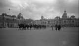 ohne Titel. (Königliche Garde (The horse guards) vor Whitehall, links die Admiralität, London).