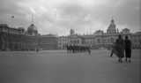 ohne Titel. (Königliche Garde, The horse guards, vor Whitehall, links die Admiralität, London).