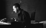 Bertolt Brecht. (Brecht an der Schreibmaschine Zigarre rauchend, London).