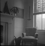 ohne Titel. (Blick in eine Zimmerecke mit Sessel am Fenster, New York?).