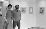 ohne Titel. (Gerd Sander und Frau in ihrer  Galerie vor Fotos von Ellen Auerbach).