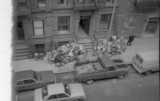ohne Titel. (Blick von Ellen Auerbachs Wohnung, East 85th, auf die Straßenseite vis-á-vis, New York).