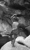 ohne Titel. (Renate Schottelius in einer Figur des Ausdruckstanzes auf einem Felsen in einer Schlucht bei Cumbrecita).