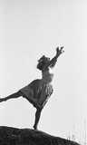 ohne Titel. (Renate Schottelius bei klassischer Tanzfigur auf einem Felsen bei Cumbrecita).