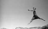 Airwalk lll (Renate Schottelius beim Tanzsprung über Felsen, La Cumbrecita).