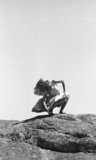 ohne Titel. (Renate Schottelius mit klassischer Tanzfigur auf dem Felsen bei Cumbrecita).