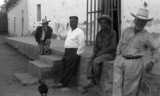 ohne Titel. (Vier wartende Männer vor einem Haus, Mexiko).