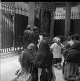ohne Titel. (Kniende Frauen vor dem Schrein der "Vergin Maria de Guadelupe").