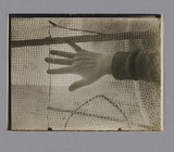 Frauenhand vor einem Netz